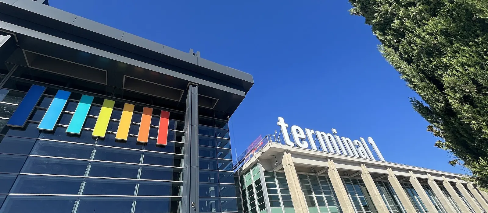Le terminal 1 de l'aéroport Marseille-Provence sous un ciel bleu