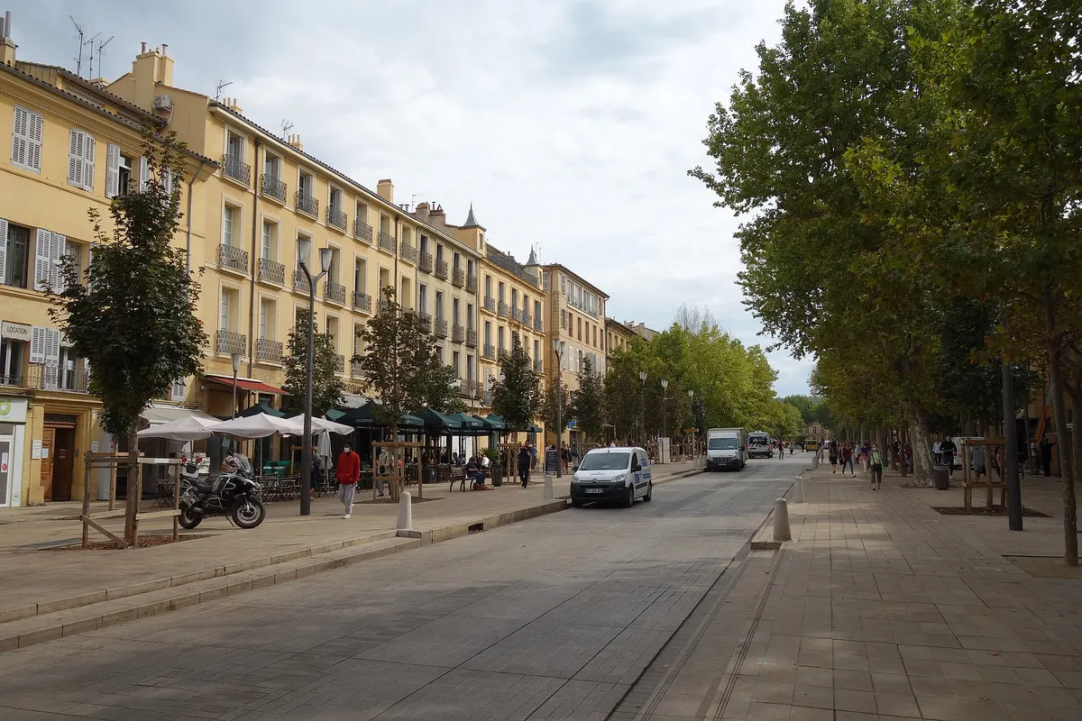 Les façades et les platanes du cours Mirabeau