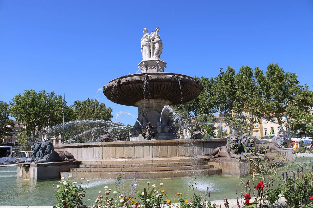 La fontaine de la Rotonde sous le ciel bleu