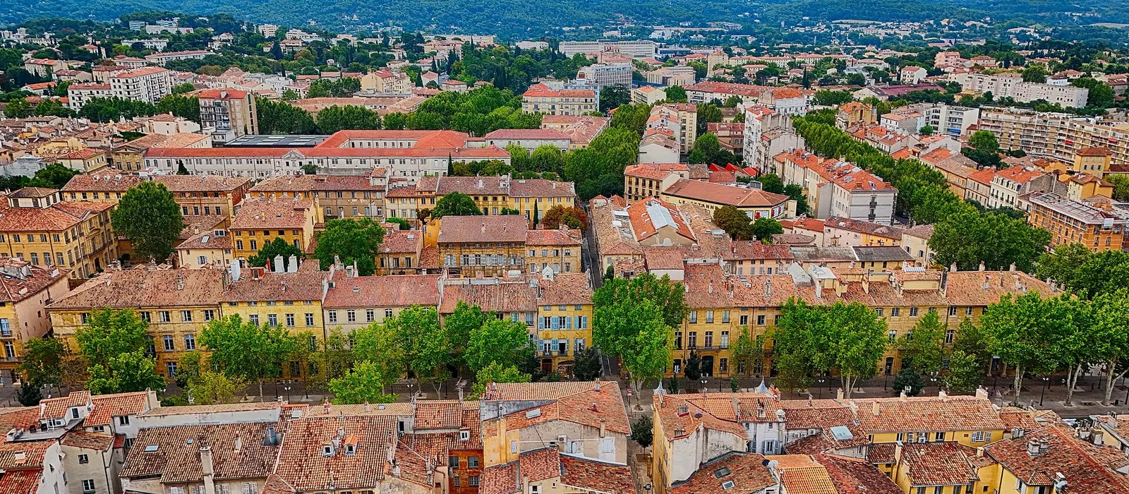 Les toits d'Aix-en-Provence et le cours Mirabeau vus du ciel