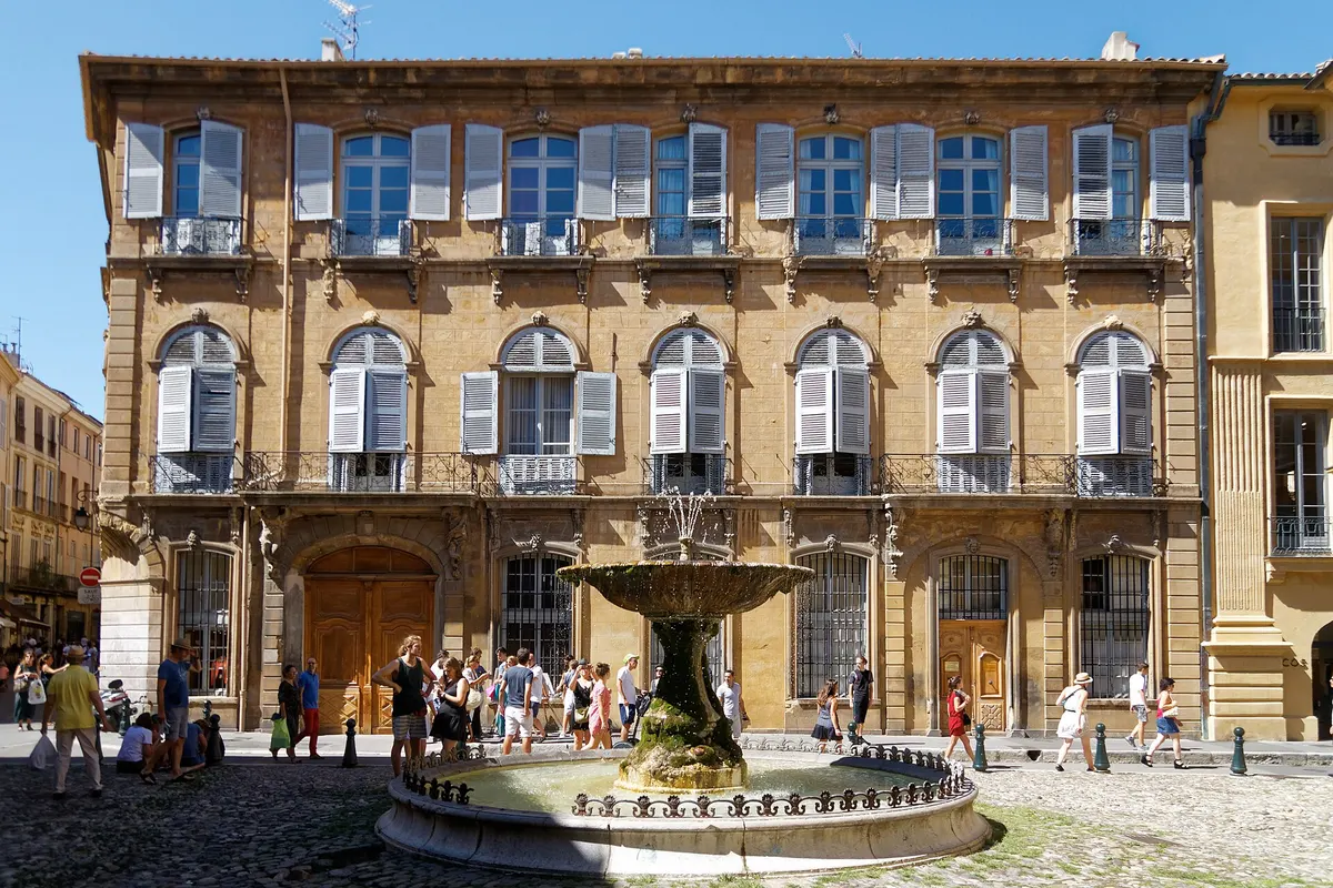 Les façades de la place d'Albertas et sa fontaine