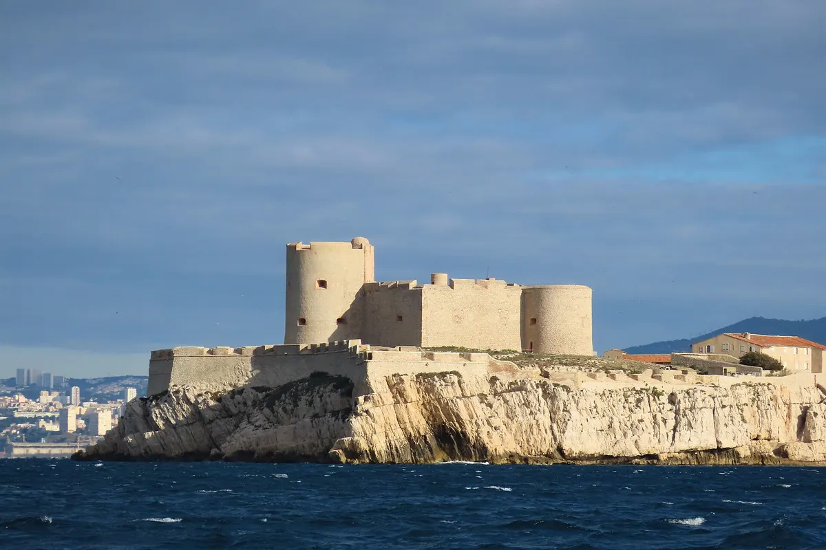 Le château d'If sur son île dans la rade de Marseille