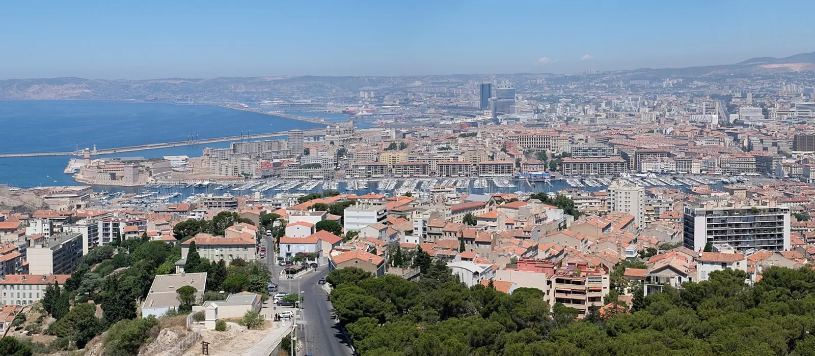 Marseille et le Vieux-Port vus depuis Notre-Dame-de-la-Garde