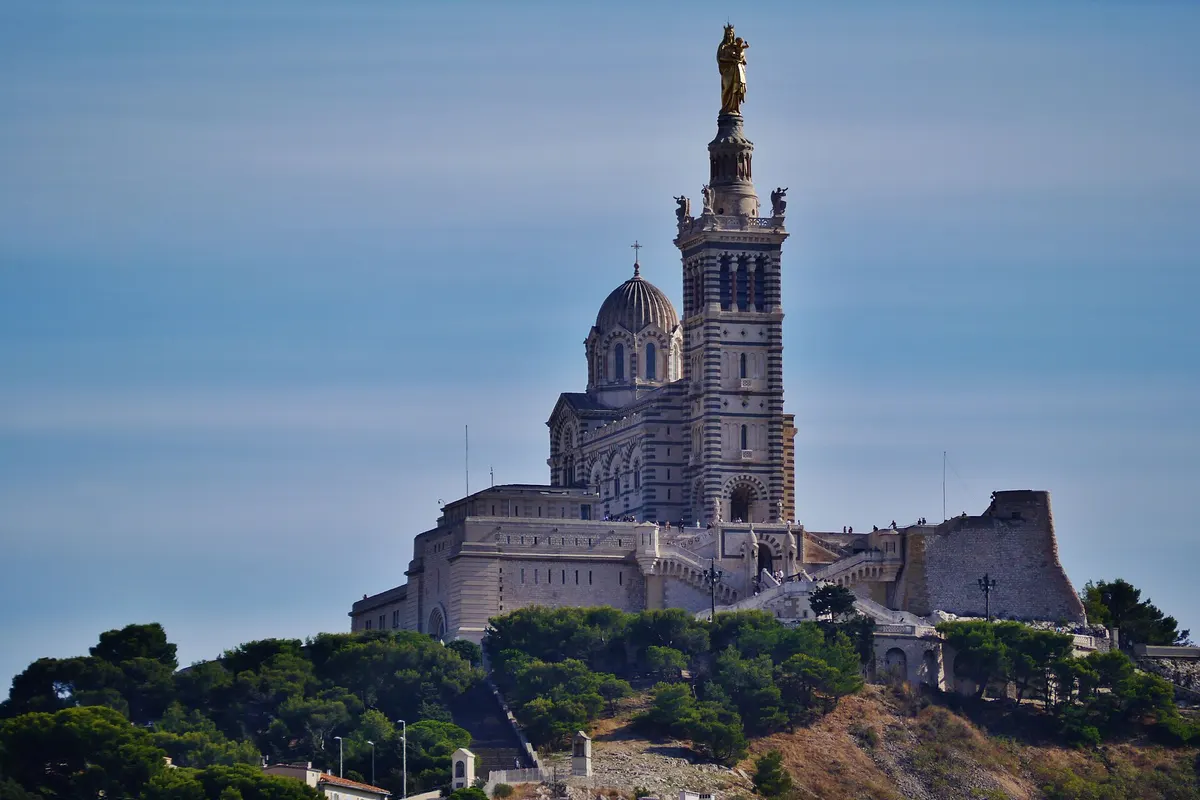 La basilique Notre-Dame-de-la-Garde sur sa colline