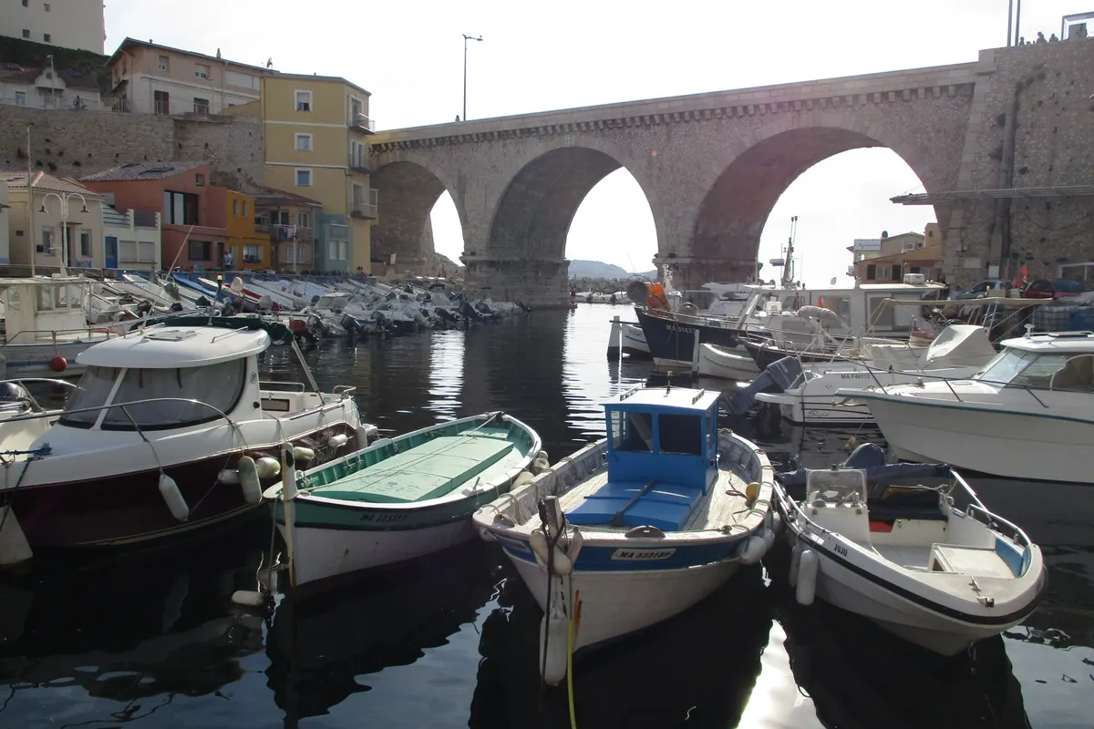Les barques du vallon des Auffes sous le pont de la Corniche