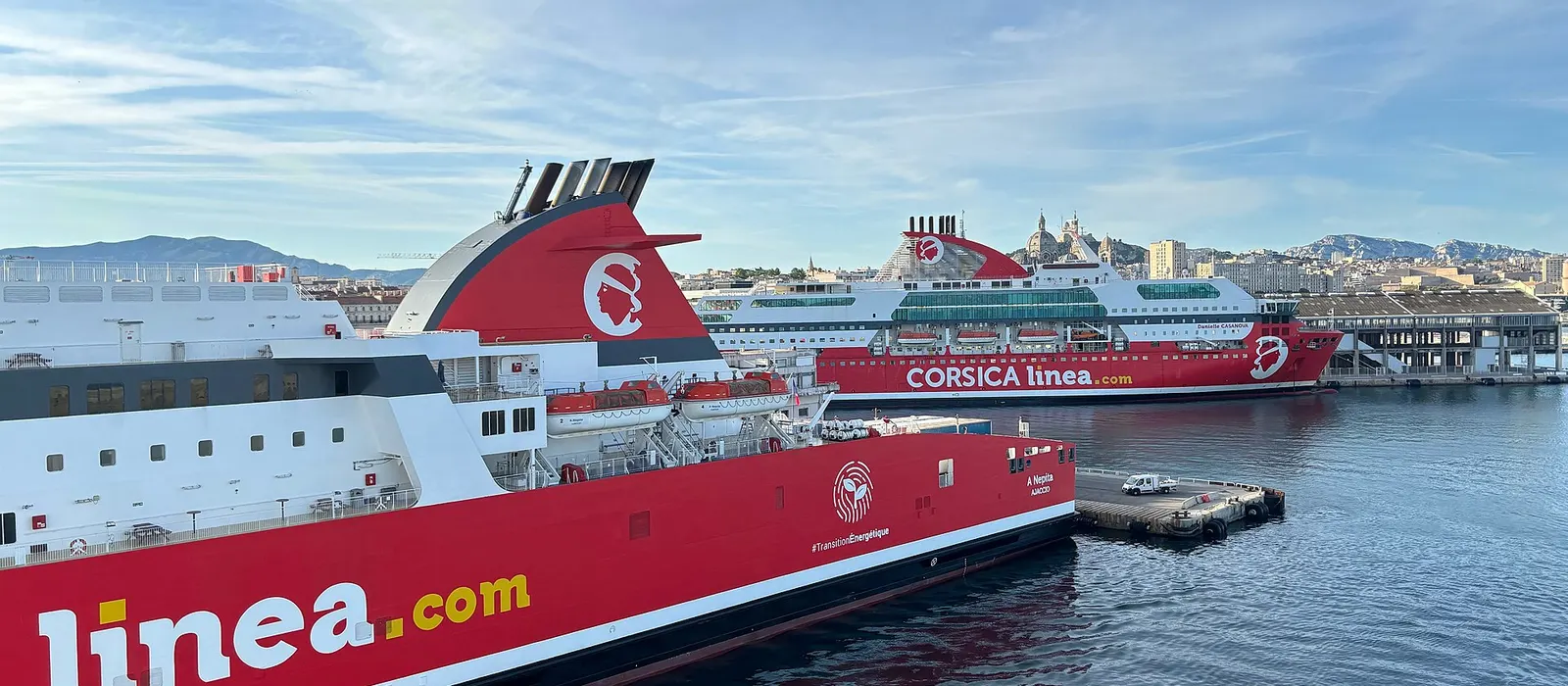 Des ferries dans le port de la Joliette